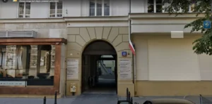 Wejście do Sądu Metropolitalnego Warszawskiego przy ul. Nowogrodzkiej 49